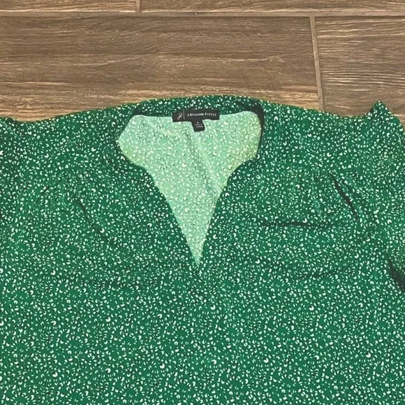 Adrianna Papell Green Women's Top with Flutter Sleeves. EUC!! - Picture 4 of 5
